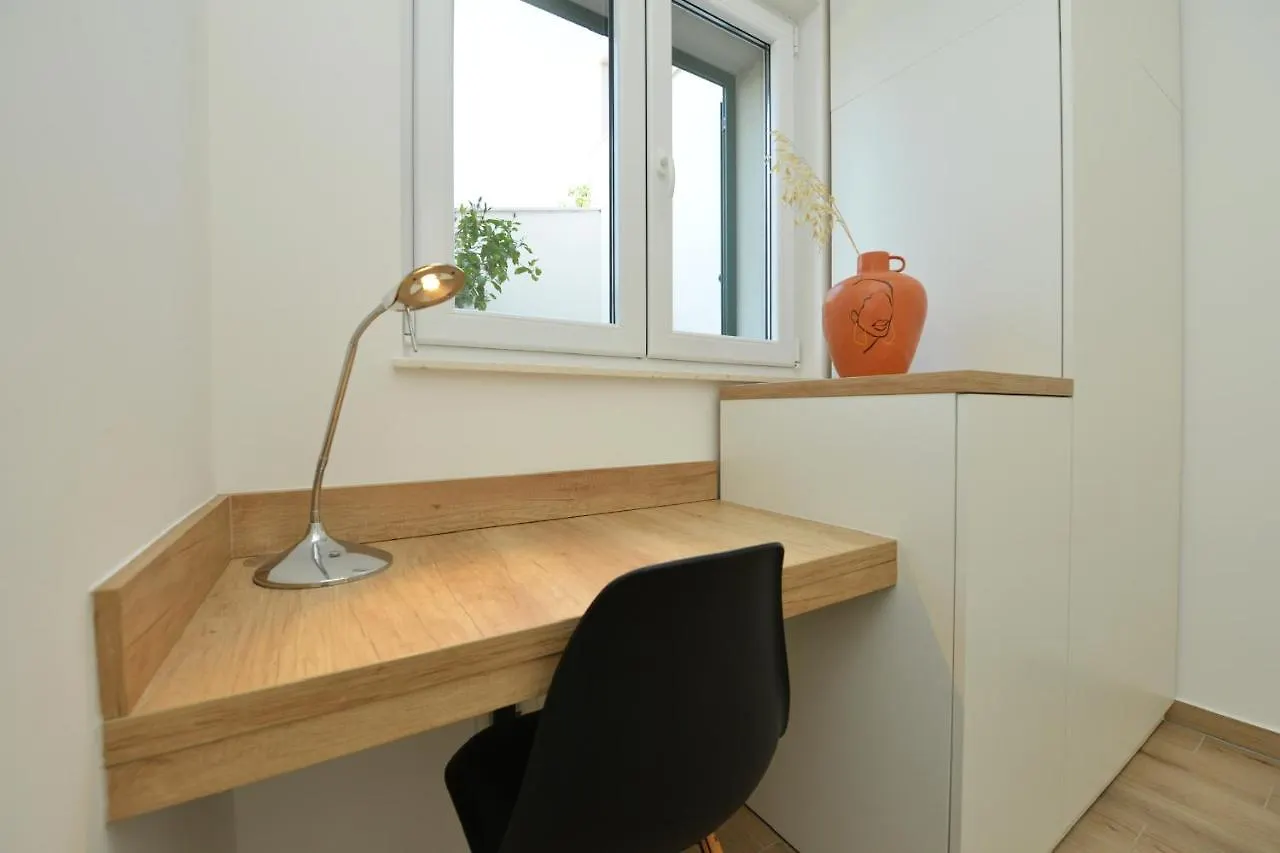Villa Teco - Modern Apartments With Sea View 트로기르