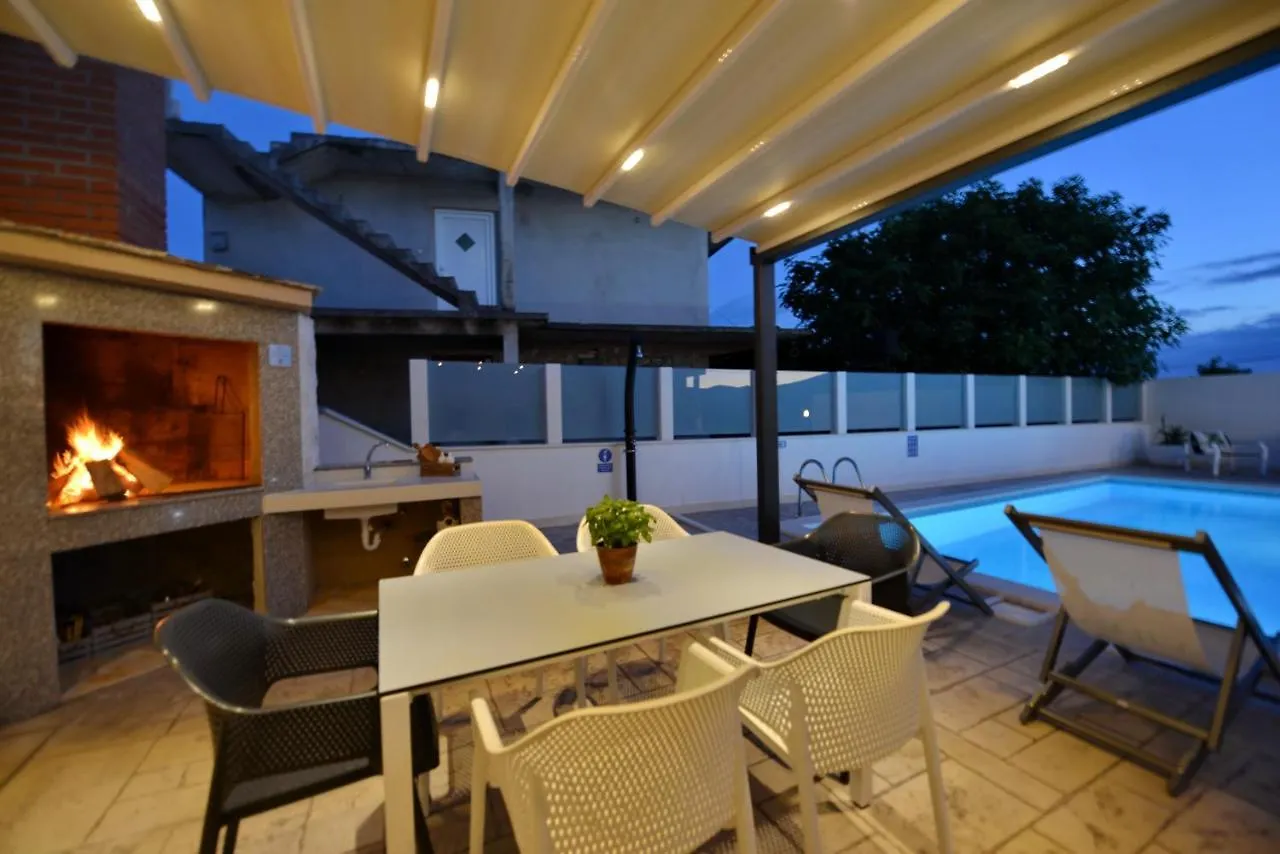 Villa Teco - Modern Apartments With Sea View Trogir 0*,